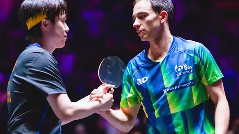 “笑料百出：费迪南德与卡拉格球场趣斗，世界杯门票意外成热门话题！”